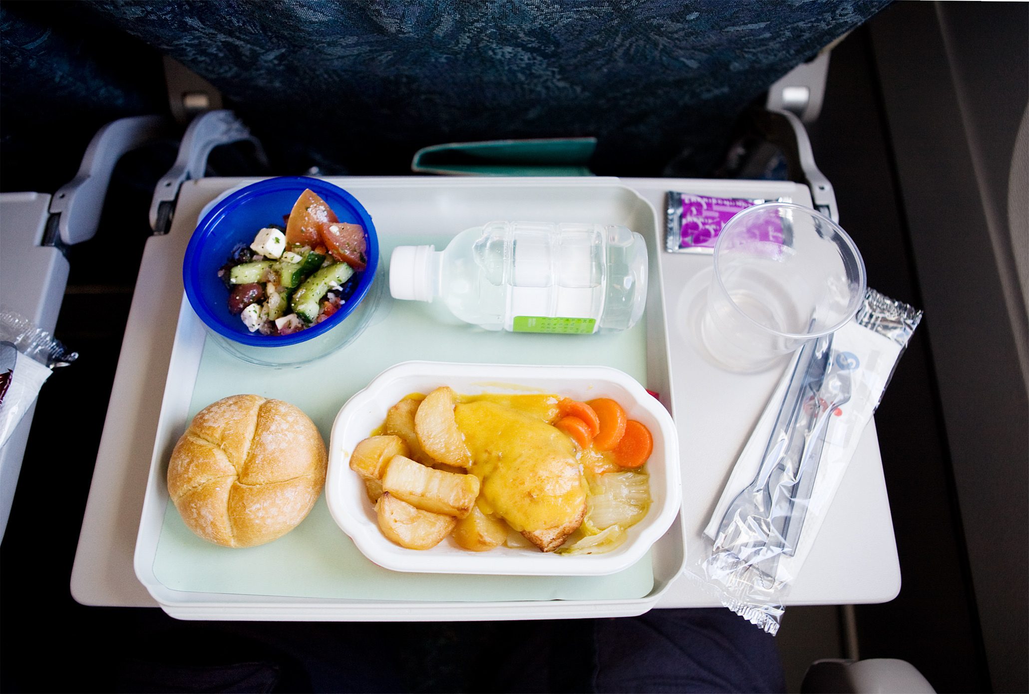 Что можно брать в самолет из еды. Еда в самолете. Обед в самолете. Завтрак в самолете. Еда на борту самолета.